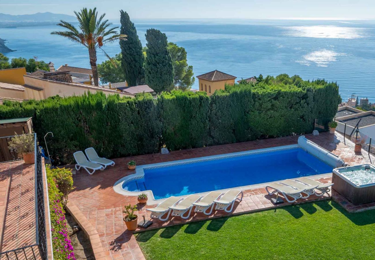 Villa en Almuñecar - Villa de lujo de 8 dormitorios y 5 baños con impresionantes vistas y piscina y jardines privados