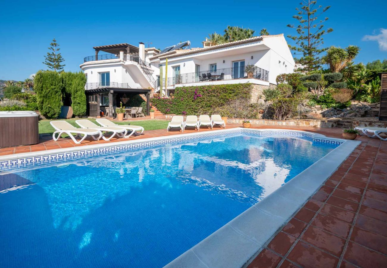 Villa en Almuñecar - Villa de lujo de 8 dormitorios y 5 baños con impresionantes vistas y piscina y jardines privados