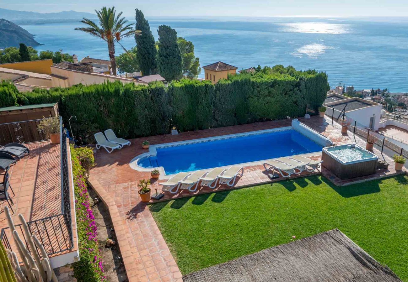 Villa en Almuñecar - Villa de lujo de 8 dormitorios y 5 baños con impresionantes vistas y piscina y jardines privados